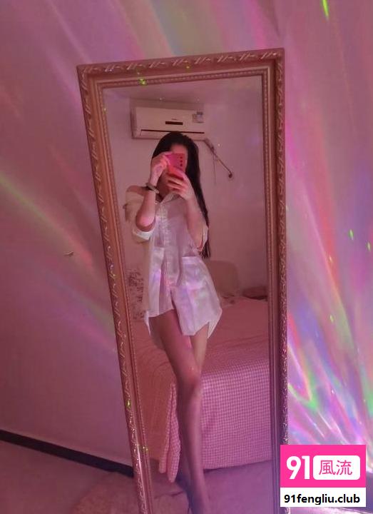 朝阳腰细臀翘妹子